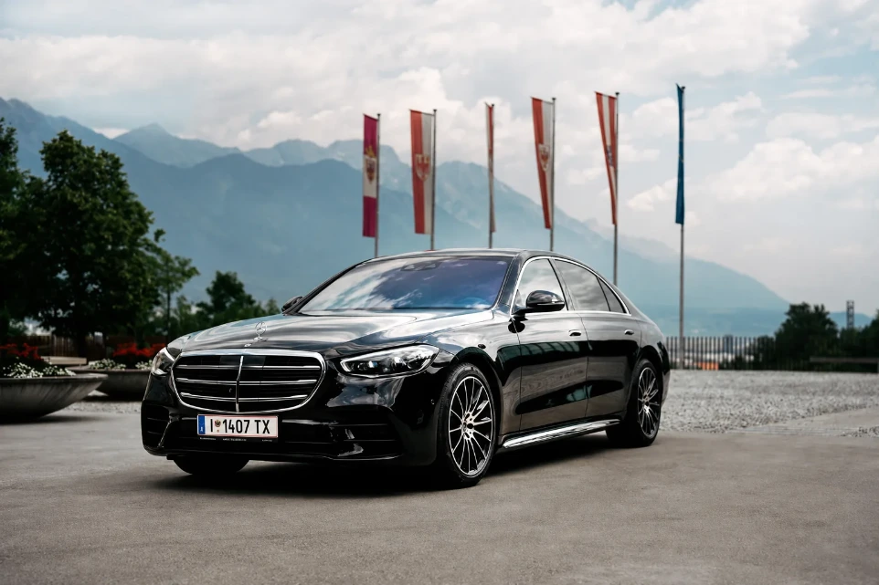 VIP-transfer in Tirol met luxe Mercedes S-Klasse en persoonlijke chauffeursservice.