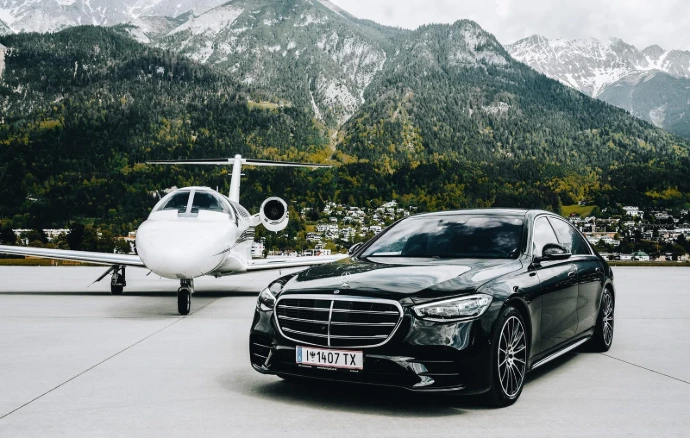 Mercedes Limousine am Flughafen bei Privat Jet