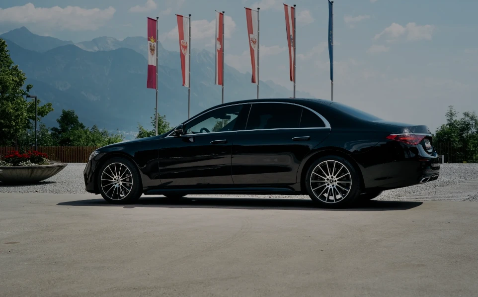 Schwarze Mercedes S-Klasse für Chauffeurservice und VIP Transfers in Tirol