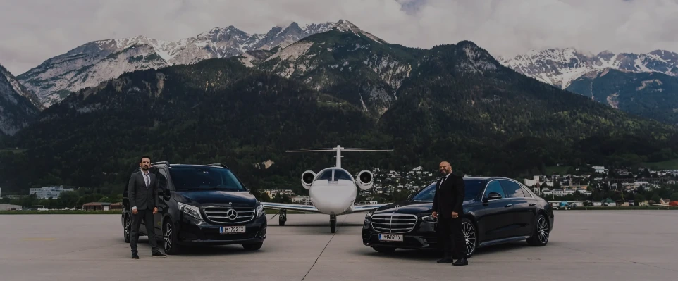 Mercedes S-Klasse mit Privatjet am Flughafen Innsbruck