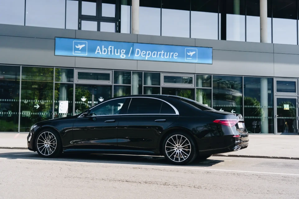 Mercedes S-Klasse von Limousinen Service Innsbruck am Flughafen