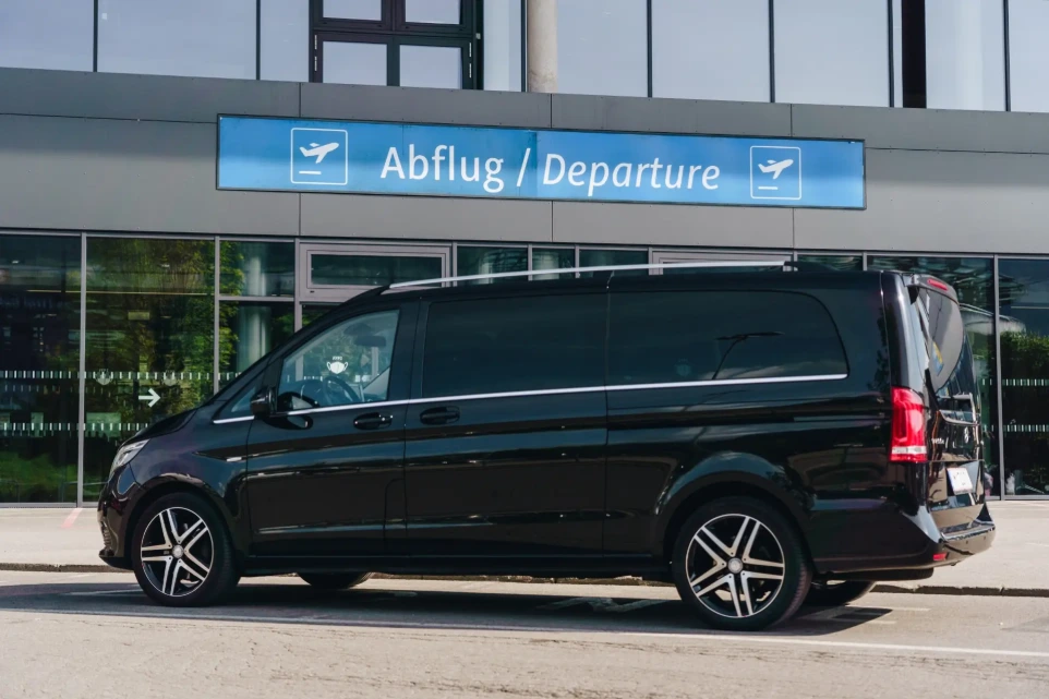 Mercedes Sprinter für Gruppen- und Personentransfers in Innsbruck