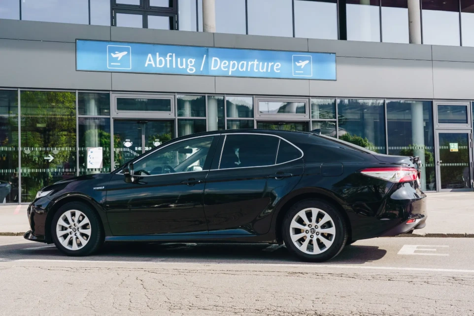 Toyota Camry von Limousinen Service Innsbruck am Flughafen